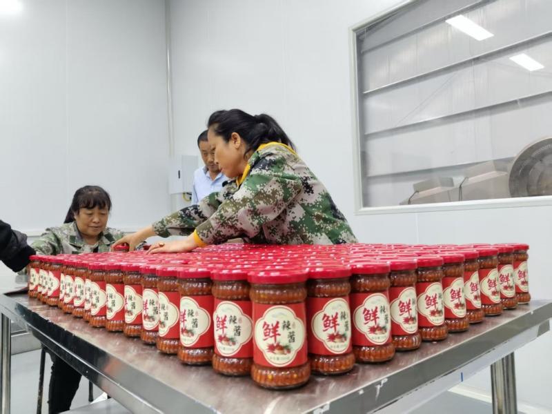 辣椒酱大家应该都有吃过，很多人每顿饭都要配上一些辣椒酱，这样食欲才能够变得好。辣椒酱里面也有着一定的