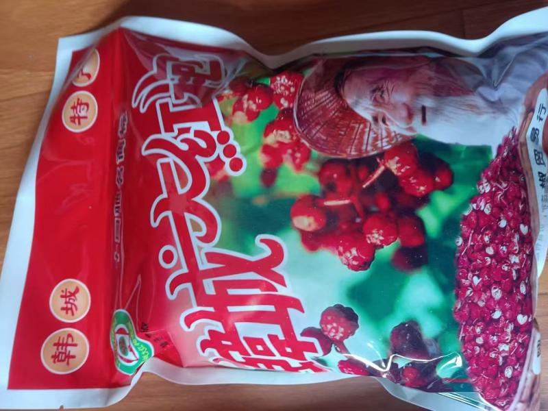 韩城大红袍花椒以其卓越的品质和丰富的价值而闻名，是一种值得信赖的优质花椒品种。   